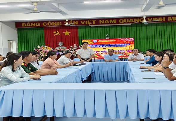 Lãnh đạo địa phương và doanh nghiệp thăm, tặng quà tết tại Trung tâm Y tế Tịnh Biên